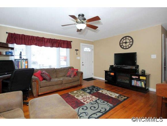 327 Fairfax Ave - Photo 2