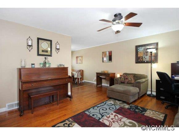 327 Fairfax Ave - Photo 3