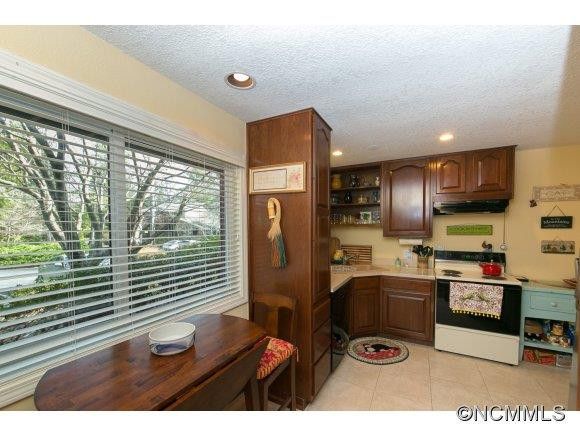 82 Laurelwood Circle, Unit 15 - Photo 10