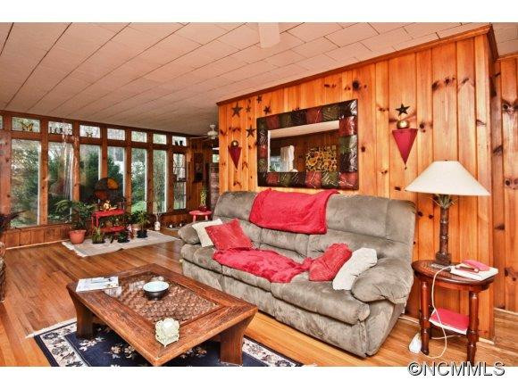 206 Mountain St - Photo 2