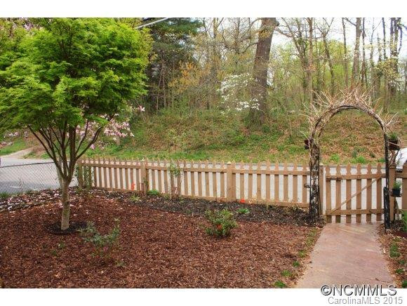 278 Cumberland Ave - Photo 2