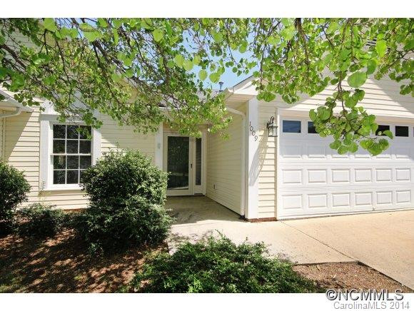 1009 Thorncrest Drive - Photo 2