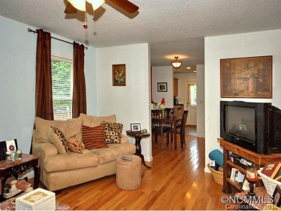 33 SANDHURST DRIVE - Photo 4