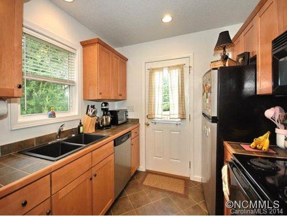 33 SANDHURST DRIVE - Photo 5