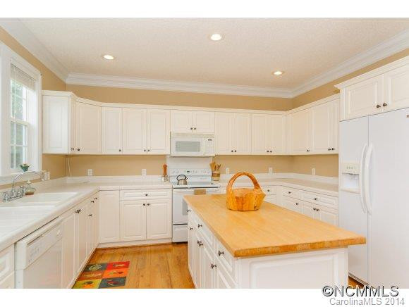 215 GREEN MEADOWS Ln - Photo 11