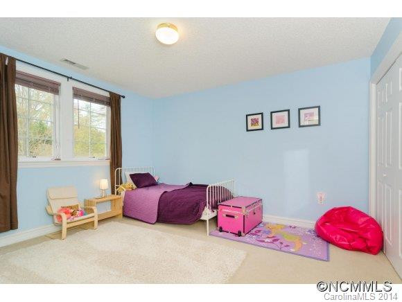215 GREEN MEADOWS Ln - Photo 16