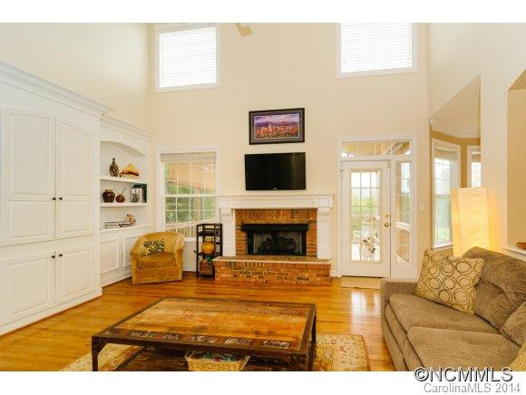 215 GREEN MEADOWS Ln - Photo 4