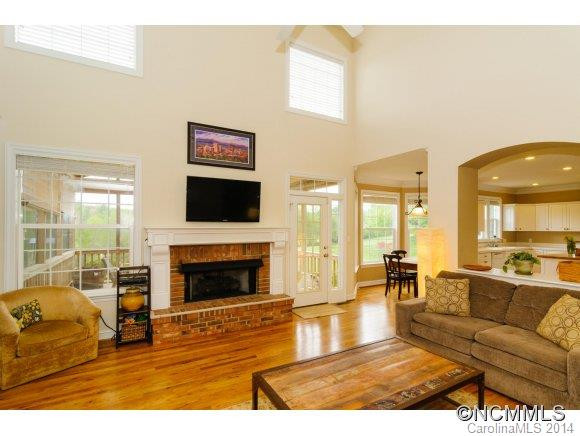 215 GREEN MEADOWS Ln - Photo 5