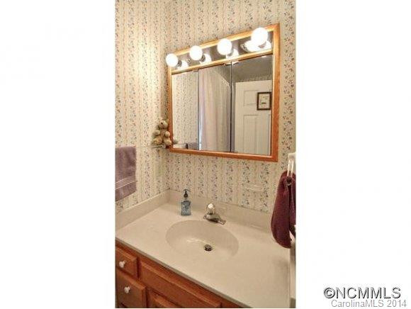 243 HAWTHORN DRIVE - Photo 8