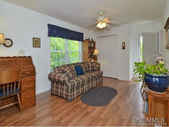 190 HART STREET - Photo 4
