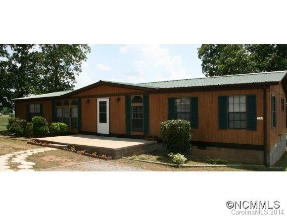 938 DIXON ROAD