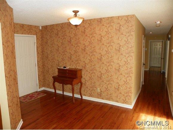 124 Deerlake Drive - Photo 4