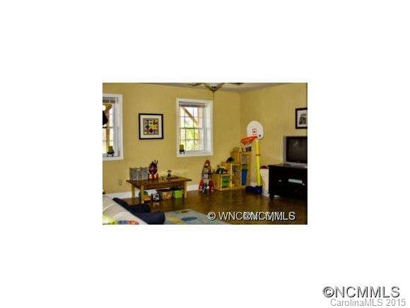305 Northeast Avenue - Photo 10