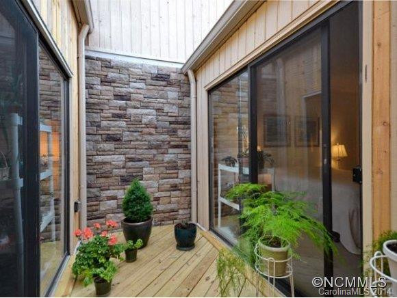 121 Deerlake Drive - Photo 2