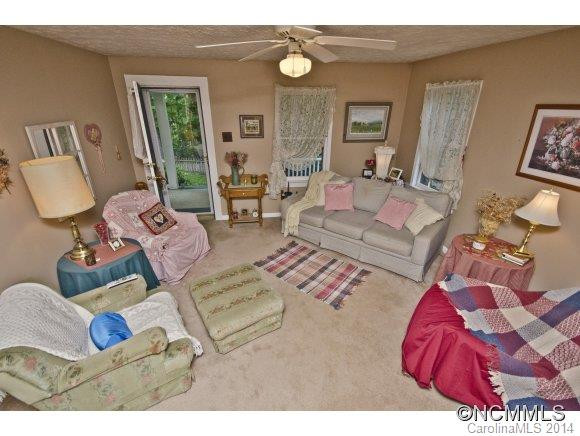 4 Fox Den Rd - Photo 4