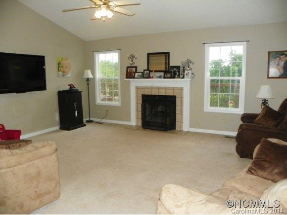 51 Donna Lane - Photo 2