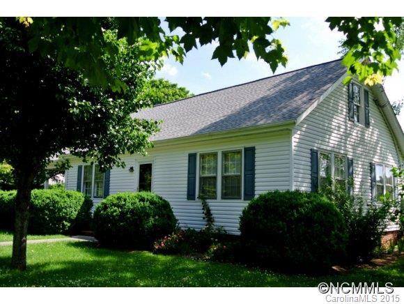 208 Hillcrest Circle