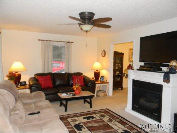 89 HILLCREST STREET - Photo 2