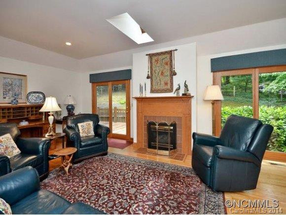 1035 WINDSOR DRIVE - Photo 2