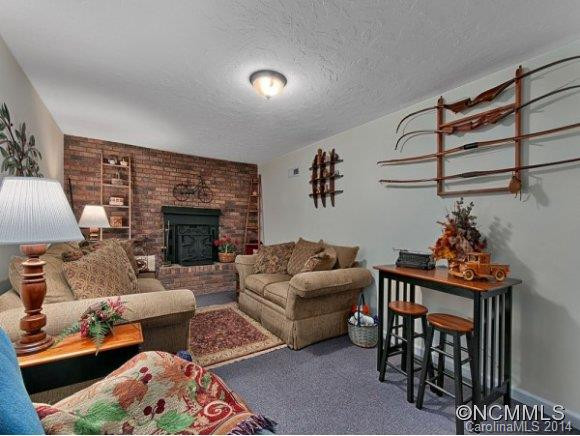 560 PINEWOOD DRIVE - Photo 12