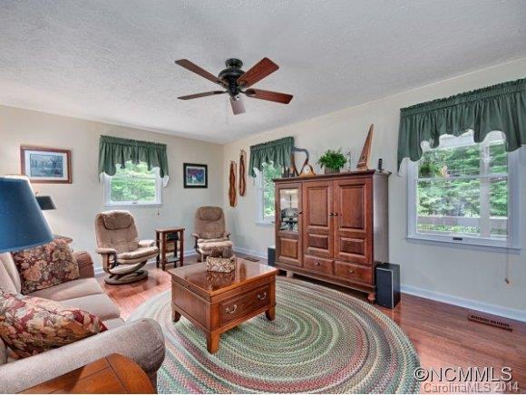 560 PINEWOOD DRIVE - Photo 4