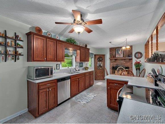 560 PINEWOOD DRIVE - Photo 5