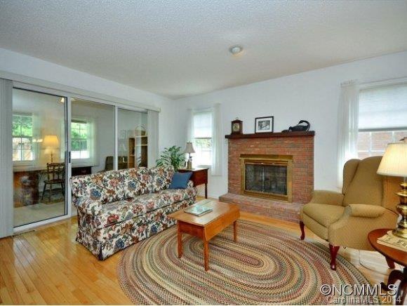215 HAMPTON COURT - Photo 2