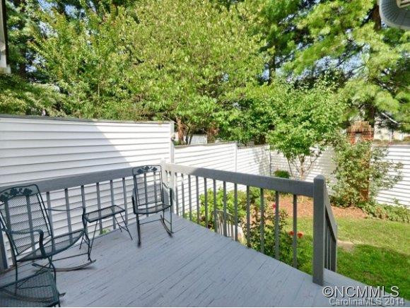 215 HAMPTON COURT - Photo 11