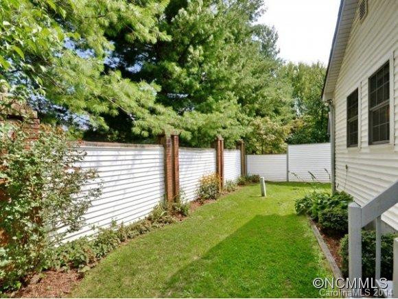 215 HAMPTON COURT - Photo 13
