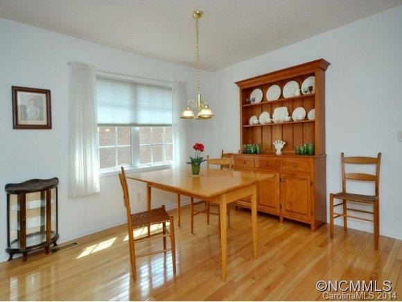 215 HAMPTON COURT - Photo 3