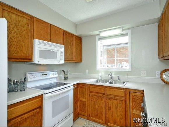 215 HAMPTON COURT - Photo 5