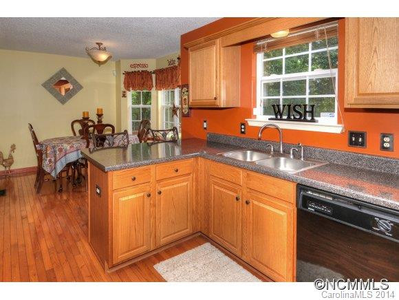 28 Sue Drive - Photo 2