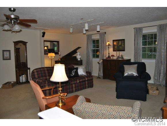 205 Crestview Drive - Photo 5