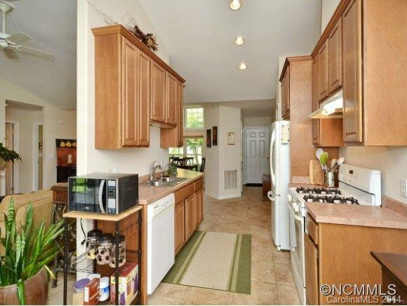 16 SLOSMAN DR - Photo 9