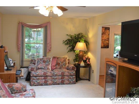 20 Hawthorne Ln - Photo 7