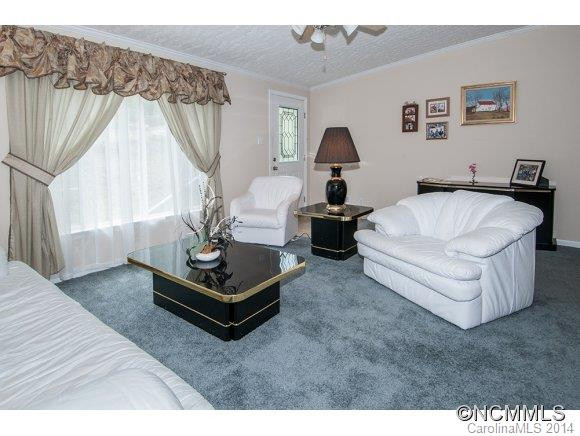 360 Rovingwood Drive - Photo 2
