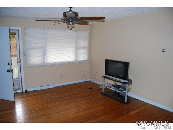 319 Northeast Ave - Photo 4