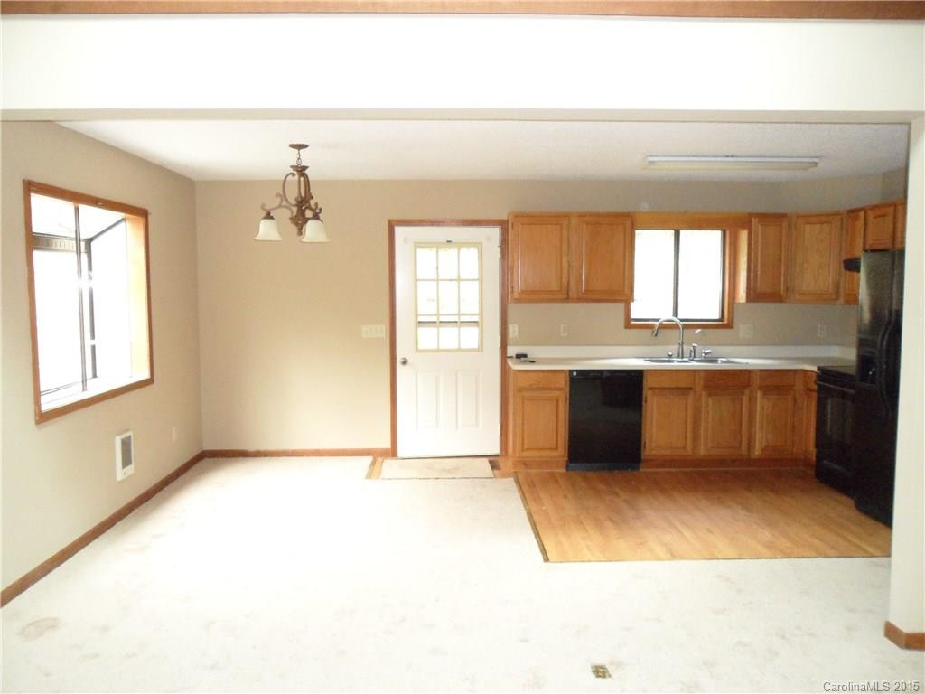 559 Greenview Dr - Photo 5