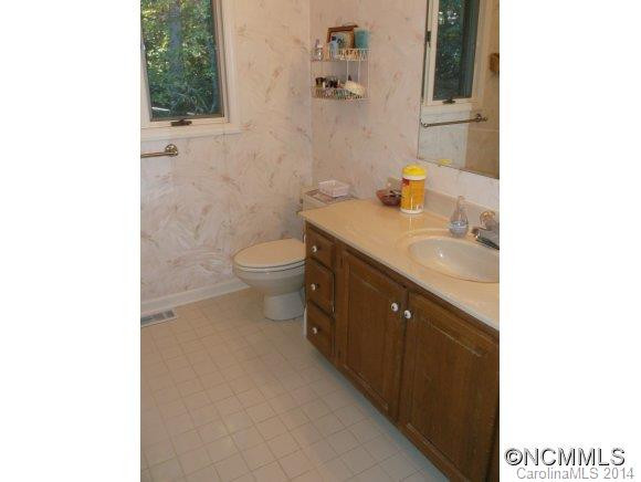 8 CAROLINE DR - Photo 12