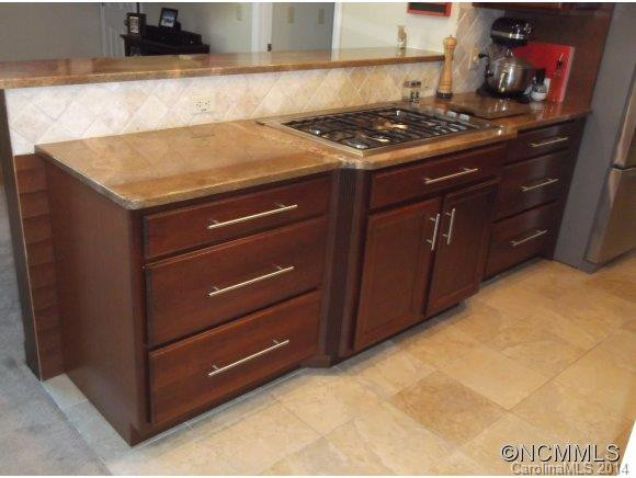 8 CAROLINE DR - Photo 3
