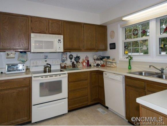 217 Hampton Court - Photo 7