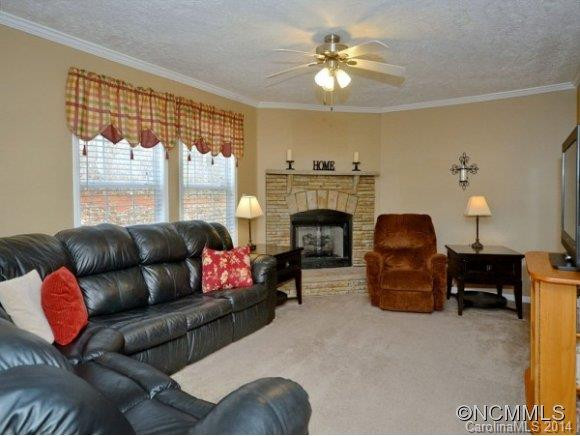 119 QUEENS COURT - Photo 3