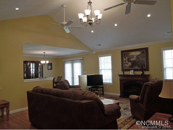 276 Woodstock Ln - Photo 4