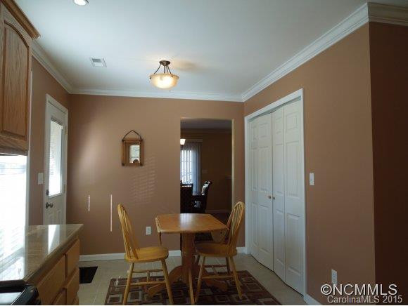 276 Woodstock Ln - Photo 10