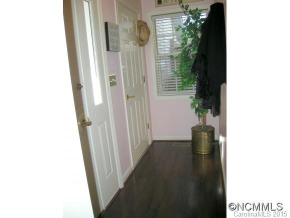 221 Hampton Ct. - Photo 2