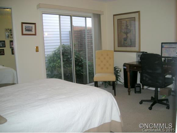 221 Hampton Ct. - Photo 12