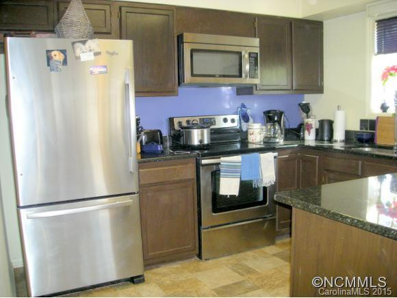 221 Hampton Ct. - Photo 3