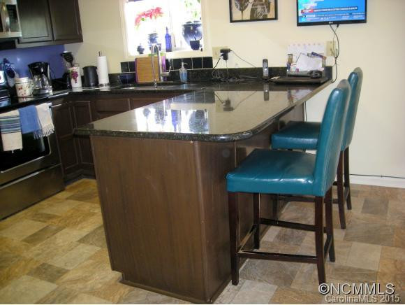 221 Hampton Ct. - Photo 5