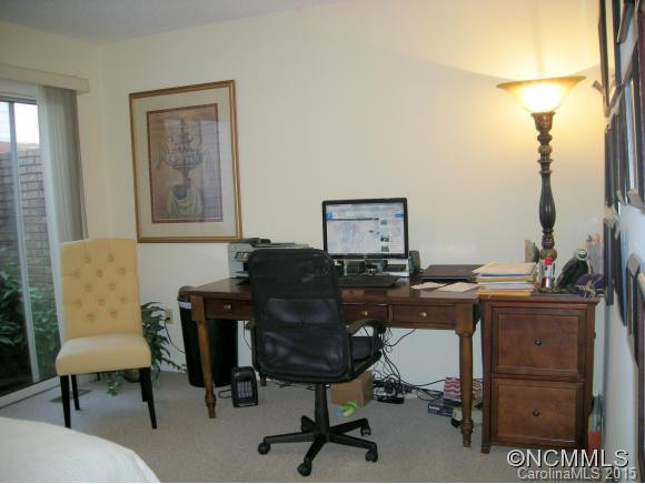 221 Hampton Ct. - Photo 10