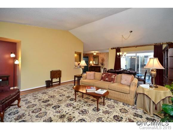 124 Deerlake Drive - Photo 4